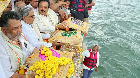 Siddaramaiah offers bagina at KRS dam