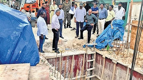 BBMP Chief Commissioner Maheshwar Rao inspects the stormwater drain work in JP Nagar on Monday.