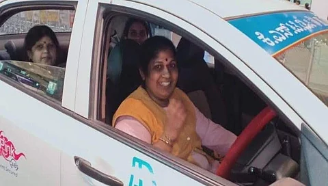 ಮಹಿಳಾ ಟ್ಯಾಕ್ಸಿಯಲ್ಲಿ ಪ್ರಯಾಣಿಕರು