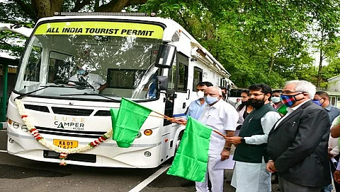 ಕಾರವಾನ್ ಮಿನಿ ಬಸ್ಗೆ ಚಾಲನೆ ನೀಡಿದ ಮುಖ್ಯಮಂತ್ರಿ