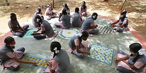 ಬಯಲಲ್ಲಿ ಆಟವಾದುತ್ತಿರುವ ವಿದ್ಯಾರ್ಥಿನಿಯರು