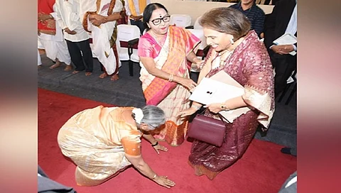 ಪ್ರಮೋದಾ ದೇವಿಗೆ ನಮಸ್ಕರಿಸುತ್ತಿರುವ ಸುಧಾಮೂರ್ತಿ