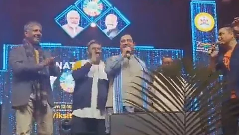 ವೇದಿಕೆ ಮೇಲೆ ಕನ್ನಡದ ಹಾಡು ಹಾಡುತ್ತಿರುವ ಪ್ರಹ್ಲಾದ್ ಜೋಶಿ.