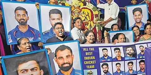 ವಿಶ್ವಕಪ್ ಫೈನಲ್ನಲ್ಲಿ ಭಾರತ ತಂಡದ ಗೆಲುವಿಗಾಗಿ ಅಭಿಮಾನಿಗಳು ಶನಿವಾರ ಬೆಂಗಳೂರಿನಲ್ಲಿ ಪ್ರಾರ್ಥನೆ ಸಲ್ಲಿಸಿ ಪೂಜೆ ಸಲ್ಲಿಸಿದರು.