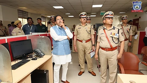 ಟ್ರಾಫಿಕ್ ಸಮಸ್ಯೆ ಕುರಿತು ಅಧಿಕಾರಿಗಳಿಂದ ಮಾಹಿತಿ ಪಡೆಯುತ್ತಿರುವ ಸಚಿವ ಪರಮೇಶ್ವರ್.