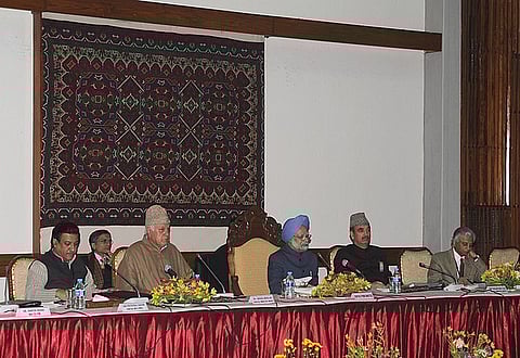 The Prime Minister, Dr. Manmohan Singh meeting the political leaders, at Anantnag, in Jammu & Kashmir on October 28, 2009. Photo/PIB GOI