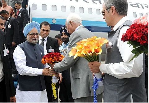 Dr Manmohan Singh being received by the then Governor at Srinagar airport during his Kashmir visit. Photo/PIB GOI