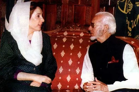 Founding President of Pakistan administered Kashmir Sardar Muhammad Ibrahim Khan with the then Prime Minister of Pakistan Benazir Bhutto.