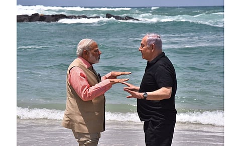 Indian Prime Minister Narendra Modi and Israeli Prime Minister Benjamin Netanyahu at Olga Beach, Israel, 6 July 2017. Prime Minister’s Office, via Wikimedia Commons. Credits (GODL-India)
