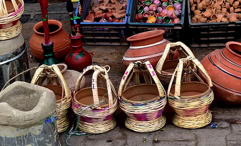 Traditional Kashmiri fire pot Kangri on sale in Jammu market amid severe cold winter on Wednesday, January 24, 2024. Photo/Syed Batool Andrabi