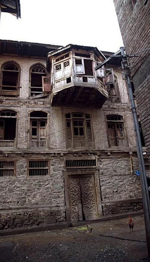 Homes that are silent witness to the struggles and tribulations of the community. An abandoned Kashmiri Pandit house photographed by artist, Veer Munshi. Image courtsey: Sakshi Gallery
