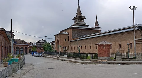 A view of the deserted roads in front of the historic Jamia Masjid in Srinagar city where no Jumat-ul-Vida prayers, last Friday of Ramzan, were allowed by government authorities on April 05, 2024. KT Photo/Qazi Irshad