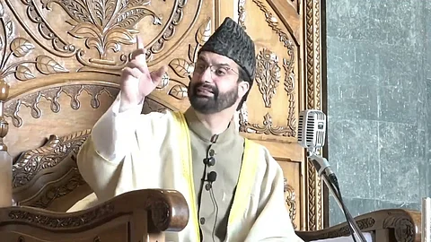 Kashmir resolution possible only through dialogue: Mirwaiz