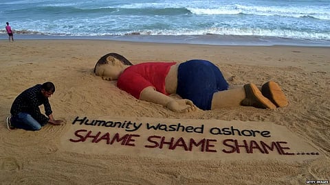 Indian artist Sudarsan Pattnaik created a sand sculpture of the image of Alan Kurdi’s body.
