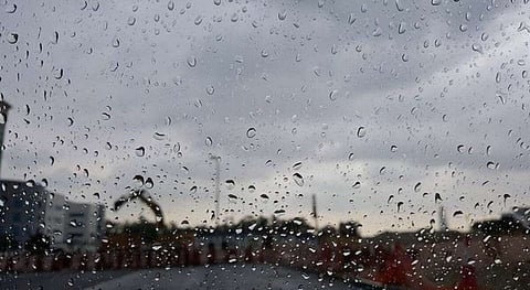 أمطار غزيرة هطلت على منطقة خطم الشكلة في مدينة العين يوم الأحد