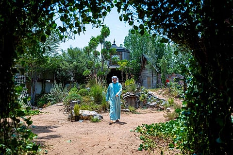 علي المعلا يتجول في أرجاء الحديقة