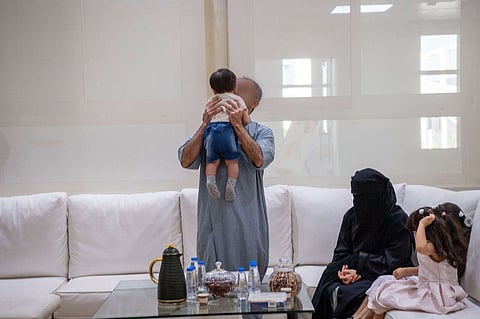 سجين في رأس الخيمة يحمل ابنه لأول مرة في عيد الأب