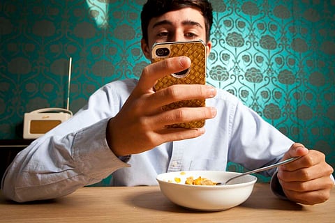 الاستهلاك غير الواعي للطعام أمام الشاشات يساهم في عادات صحية وزيادة الوزن والعزلة