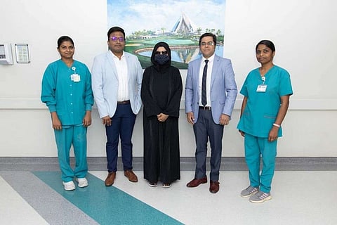 سلمى بين أفراد الفريق الطبي المعالج