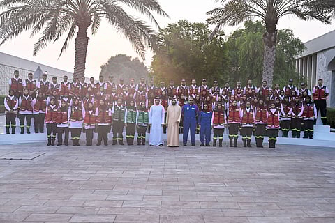 محمد بن راشد في صورة جماعية مع كوادر اسعاف دبي بحضور حمدان بن محمد