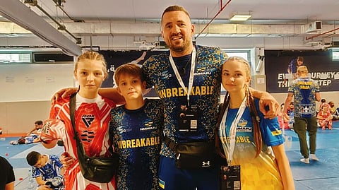 ياروسلاف بيريلوما مع طلابه. صورة: أشواني كومار.