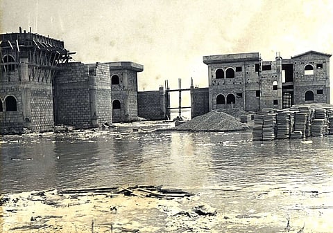 تجمع مياه في موقع بناء في الفجيرة بعد هطول الأمطار في بعض مناطق الإمارات الشمالية. الصورة: وكالة أنباء الإمارات