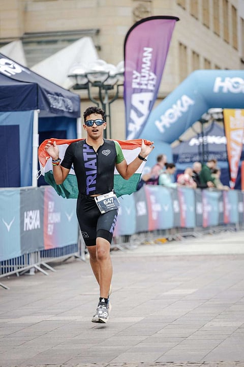 يحتفل سريداث سودهير، المولود في دبي، بعد إكماله سباق الترياتلون في عيد ميلاده الثامن عشر في ألمانيا.