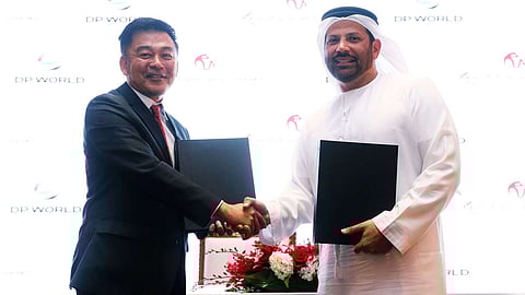 مايكل جوه، رئيس شركة ريزورتس وورلد كروزس (يسار) وحمزة مصطفى، مدير العمليات في ميناء راشد، موانئ دبي العالمية، يوقعان الاتفاقية. —