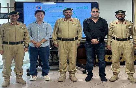 المكرمان بين رجال الشرطة