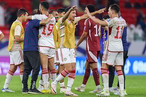 لاعبو منتخب الإمارات يحتفلون بالفوز على قطر في استاد أحمد بن علي في قطر، الخميس. — أ ف ب