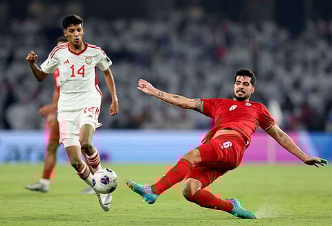 الإماراتي كوامي كواديو يتنافس على الكرة مع الإيراني سامان قدوس. — رويترز