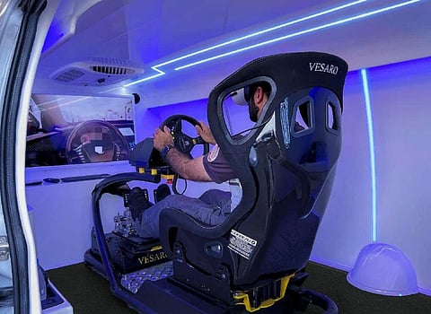 تضم جهاز محاكاة للقيادة يعمل بالواقع الافتراضي
الصورة: شرطة أبوظبي/فيسبوك