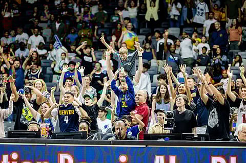 مشجعون في مباراة NBA في أبو ظبي.