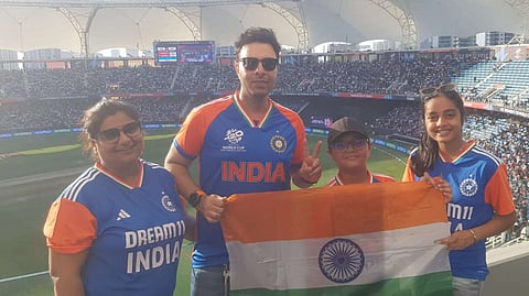 ديباك باندي وزوجته مانيشا وابنته شاريكا وابنه أرجان خلال المباراة التي أقيمت في استاد دبي الدولي يوم الأحد. — تصوير: ريتوراج بوركاكوتي