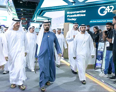 محمد بن راشد خلال جولته في المعرض