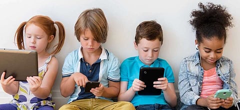 الإفراط في استخدام الشاشات والتعرض غير المدروس لوسائل التواصل الاجتماعي