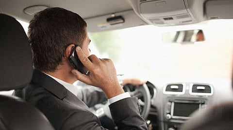 استخدام الهاتف المحمول أثناء القيادة مخالفة يشملها التعديل