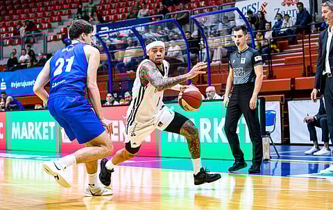 نيت ماسون لاعب كرة السلة في دبي أثناء مواجهة الكرواتي سيبونا يوم السبت. — الصورة مقدمة