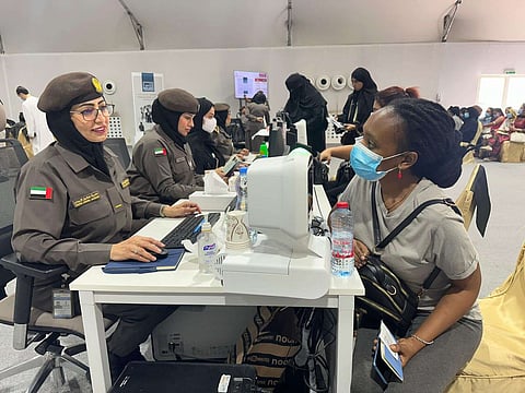 مسؤولون من الإدارة العامة للإقامة وشؤون الأجانب يساعدون المتقدمين بطلبات العفو في اللحظة الأخيرة. تصوير: أنجيل تيسوريرو