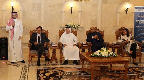 من اليمين: أنجلي بول، مدير شركة كابارو الشرق الأوسط، وسراج بول، مؤسس مجموعة كابارو، والمهندس سنان علي أحمد بوكمسين، رئيس مجموعة شركات إي تي إي، وسونو إس ثاكور، الرئيس التنفيذي لشركة كابارو الشرق الأوسط