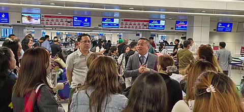 الملحق العمالي الفلبيني جون ريو أ. باوتيستا والقنصل العام مارفورد أنجيليس يلتقيان بالعائدين الفلبينيين أثناء تسجيل وصولهم لرحلاتهم في 31 أكتوبر. الصور: مقدمة