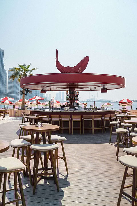 مطل على البحرومنطقة خارجية خلابة بشاطئها الرملي الأبيض ومياهها الزرقاء الصافية.