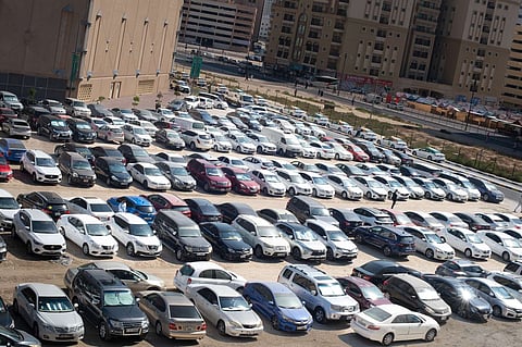 منظر جوي لسيارات متوقفة في الشارقة. تصوير: شهاب