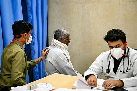 أطباء يفحصون مريضا في مستشفى في نيودلهي. — فرانس برس