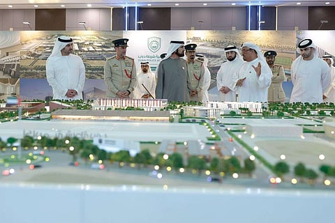 محمد بن راشد خلال زيارته لشرطة دبي