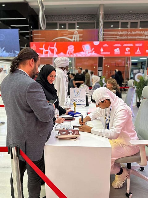 احمد الكوكباني يوقع كتابه الأول