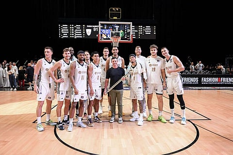 روري ماكلروي مع أعضاء فريق دبي بكرة السلة. — الصورة المرفقة