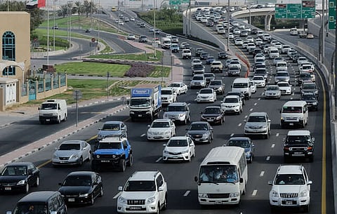 زدحام مروري عند مخرج نفق قرية الشحن المتجه إلى الراشدية