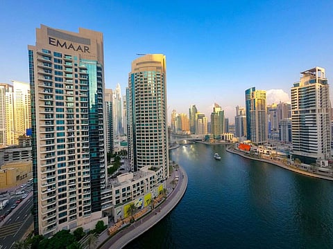 ازدحام مروري عند تقاطع شارعي الملك سلمان والبريه.