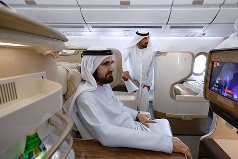 محمد بن راشد خلال استعراض مميزات الطائرة الجديدة